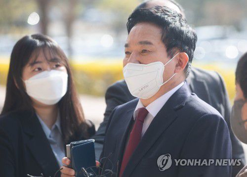 답변하는 원희룡 국토교통부 장관 후보자(과천=연합뉴스) 안정원 기자 = 원희룡 국토교통부 장관 후보자가 4월 11일 오전 경기도 과천시 정부과천청사 서울지방국토관리청에 마련된 인사청문회 준비사무실로 출근하며 취재진의 질문에 답하고 있다. 2022.4.11 [공동취재] jeong@yna.co.kr