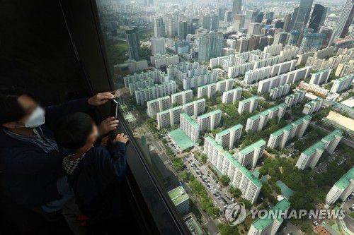 서울 63스퀘어에서 바라본 시내 아파트 단지 모습[연합뉴스 자료사진]