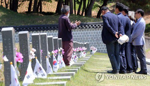 5·18 추모(광주=연합뉴스) 박철홍 기자 = 제42주년 5·18 민주화운동 기념일을 사흘 앞둔 주말인 15일 오전 광주 북구 국립 5·18민주묘지에 추모객들의 발길이 이어지고 있다. 2022.5.15 pch80@yna.co.kr