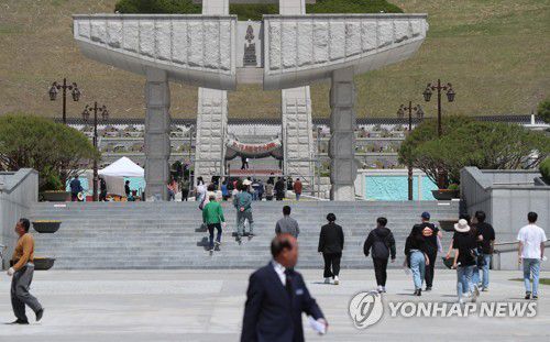 5·18 묘지로 향하는 추모객들(광주=연합뉴스) 박철홍 기자 = 제42주년 5·18 민주화운동 기념일을 사흘 앞둔 주말인 15일 오전 광주 북구 국립 5·18민주묘지에 추모객들의 발길이 이어지고 있다. 2022.5.15 pch80@yna.co.kr