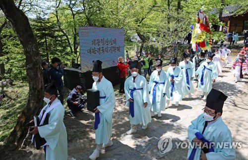 강릉단오제 주신의 행차(강릉=연합뉴스) 유형재 기자 = 15일 유네스코 인류무형문화유산이자 중요무형문화재인 천 년 축제 강릉단오제의 주신(主神)인 대관령국사성황을 강릉 시내에 있는 국사여성황사로 모시는 대관령국사성황행차가 대관령 일원에서 열리고 있다.2022.5.15