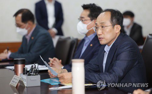 추경호, 경제관계장관회의 발언(서울=연합뉴스) 김인철 기자 = 추경호 경제부총리 겸 기획재정부 장관이 15일 오후 서울 종로구 정부서울청사에서 열린 경제관계장관 간담회에서 발언하고 있다. 2022.5.15 yatoya@yna.co.kr