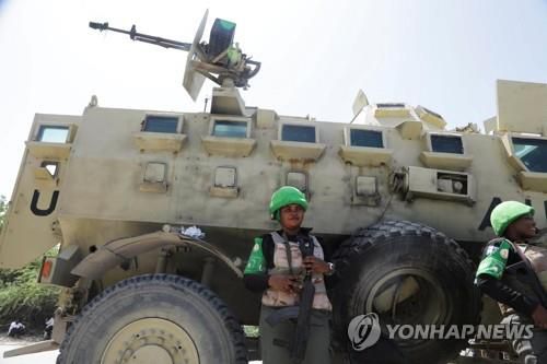 소말리아 대선 투표 경비 서는 AU 평화유지군(모가디슈 로이터=연합뉴스) 15일(현지시각) 모가디슈에서 소말리아 대선이 진행되는 가운데 아프리카연합(AU) 평화유지군이 경비를 서고 있다. 2022.5.15 photo@yna.co.kr