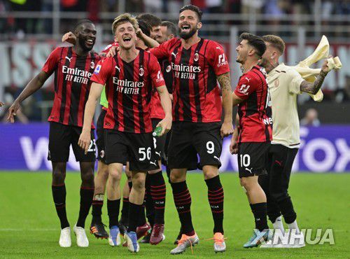 승리 기쁨 만끽하는 밀란 선수들[신화=연합뉴스]