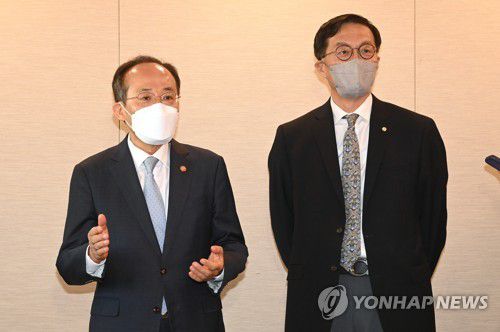 질의에 답하는 추경호-이창용(서울=연합뉴스) 한종찬 기자 = 추경호 경제부총리 겸 기획재정부 장관(왼쪽)과 이창용 한국은행 총재가 16일 오전 서울 중구 프레스센터에서 열린 조찬간담회에서 기자들의 질의를 받고 있다. 2022.5.16 [공동취재] saba@yna.co.kr