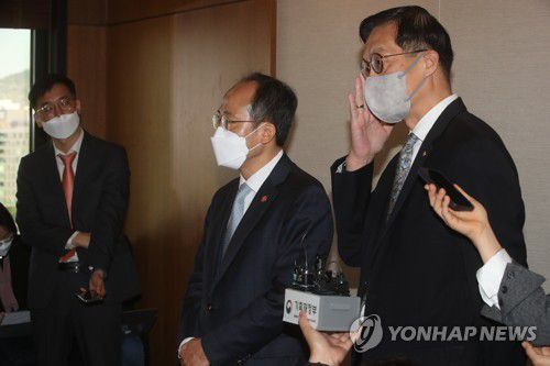 질의에 답하는 추경호-이창용(서울=연합뉴스) 한종찬 기자 = 추경호 경제부총리 겸 기획재정부 장관(왼쪽)과 이창용 한국은행 총재가 16일 오전 서울 중구 프레스센터에서 열린 조찬간담회에서 기자들의 질의를 받고 있다. 2022.5.16 [공동취재] saba@yna.co.kr