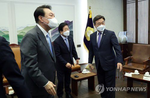 사전 환담 참석자들과 인사하는 윤석열 대통령(서울=연합뉴스) 안정원 기자 = 윤석열 대통령이 16일 오전  추가경정예산안 신속 처리를 위한 국회 시정연설에 앞에 국회 접견실에서 열린 여야 지도부 환담에서 더불어민주당 윤호중 공동비상대책위원장 등과 인사하고 있다.  2022.5.16 jeong@yna.co.kr