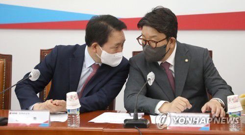 대화하는 권성동 원내대표(서울=연합뉴스) 백승렬 기자 = 국민의힘 권성동 원내대표(오른쪽)와 성일종 정책위의장이 16일 국회에서 열린 5.18 민주화운동 단체 초청 간담회에서 대화하고 있다. 2022.5.16 [국회사진기자단] srbaek@yna.co.kr