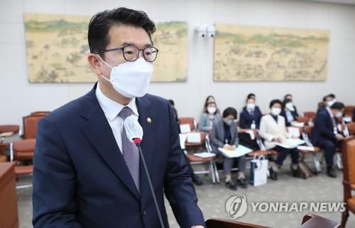 장상윤 교육부 차관 (서울=연합뉴스) 이정훈 기자 = 장상윤 교육부 차관이 17일 국회에서 열린 교육위원회 전체회의에서 추경안 제안설명을 하고 있다. 2022.5.17 [국회사진기자단]