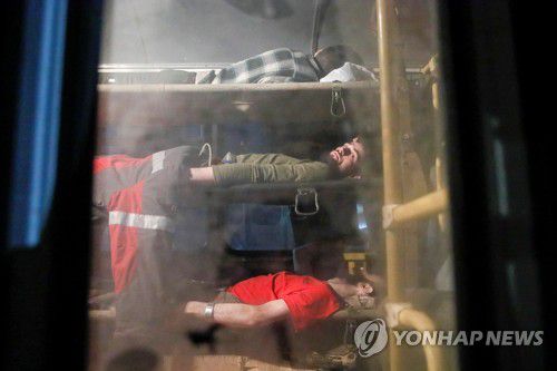 아조우스탈에서 친러시아 지역으로 이송되는 우크라이나군(마리우폴 로이터=연합뉴스) 16일(현지시간) 우크라이나 마리우폴의 아조우스탈에서 싸우다 친러시아 지역으로 이송되는 우크라이나 부상병들. 2022.5.16