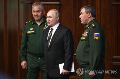 푸틴 대통령과 발레리 게라시모프 러시아 총참모장(우)[타스 연합뉴스 자료사진. 재판매 및 DB 금지]