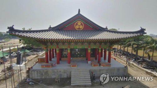 인도 부다가야에 한국 사찰 분황사 대웅전 내달 준공(서울=연합뉴스) 붓다가 깨달음을 얻은 성도지로 알려진 인도 부다가야에 한국 전통 양식 사찰인 분황사 대웅전이 내달 준공한다.     대한불교조계종은 5월 21일 인도 북동부 비하르주(州)의 부다가야에서 '분황사 대웅전 준공식 및 부처님 점안법회'를 봉행한다고 21일 밝혔다. 사진은 인도 부다가야 분황사 대웅전. 2022.4.21 [조계종 제공. 재판매 및 DB 금지] photo@yna.co.kr