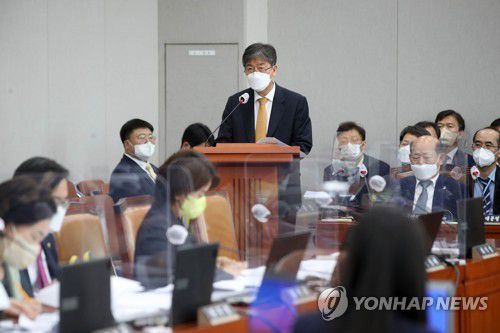 제안 설명하는 김대기 대통령비서실장(서울=연합뉴스) 백승렬 기자 = 김대기 대통령비서실장이 17일 서울 여의도 국회에서 열린 운영위원회 전체회의에 출석해 2022년도 제2회 추가경정예산안 관련 제안설명을 하고 있다. 2022.5.17 [국회사진기자단] srbaek@yna.co.kr