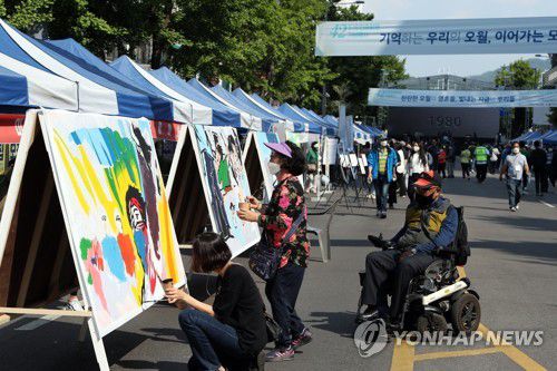 오월시민난장 열리는 광주 금남로(광주=연합뉴스) 정회성 기자 = 5·18 민주화운동 42주년을 하루 앞둔 17일 오후 광주 동구 금남로에서 오월시민난장이 열리고 있다. 2022.5.17 hs@yna.co.kr