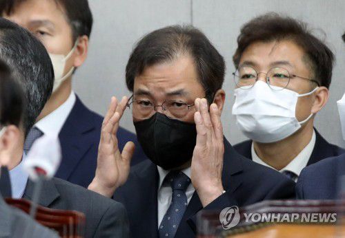 운영위 참석한 윤재순 대통령비서실 총무비서관(서울=연합뉴스) 백승렬 기자 = 윤재순 대통령비서실 총무비서관이 17일 서울 여의도 국회에서 열린 운영위원회 전체회의에 출석해 자리에 앉아 있다. 2022.5.17 [국회사진기자단] srbaek@yna.co.kr