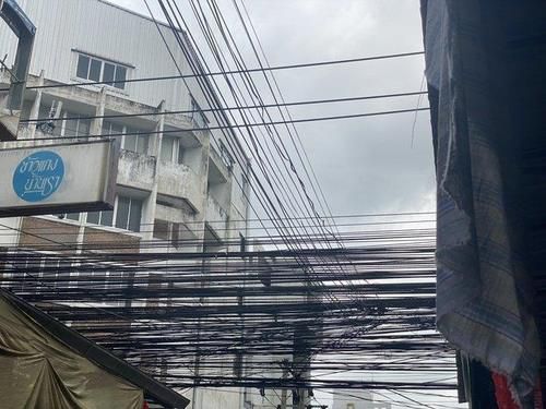 할리우드 배우 러셀 크로가 2021년 방콕을 찾았다가 찍어 올린 어지러운 전선·통신선 사진 [러셀 크로 트위터 캡처. 재판매 및 DB 금지]