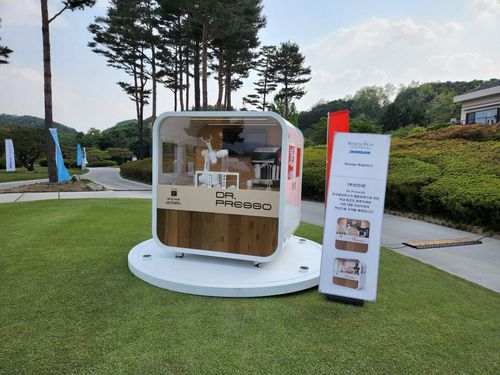 두산 매치플레이 챔피언십 우승 상품 '닥터 프레소' 무인 카페 로봇.[두산 매치 플레이 챔피언십 조직위 제공. 재판매 및 DB 금지]