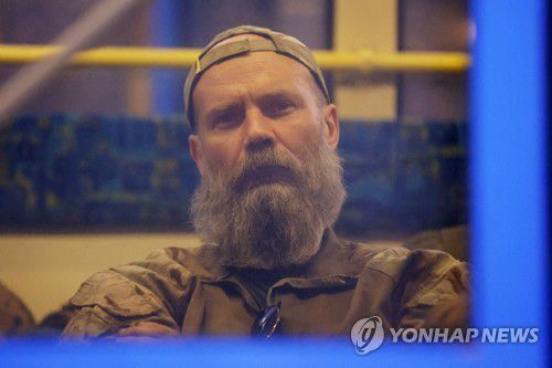 버스에 탄 아조우스탈 수비군(도네츠크 AP=연합뉴스) 우크라이나 남부 마리우폴의 아조우스탈 제철소에서 빠져나온 우크라이나 병사가 17일(현지시간) 버스에 앉아 있다.2022. 5. 17 photo@yna.co.kr