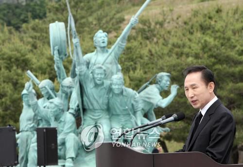 이명박 전 대통령이 2008년 5월 18일 광주광역시 북구 5.18 민주묘지에서 열린 제28주년 5.18 민주화운동 기념식에서 기념사를 하는 모습 [연합뉴스 자료사진]