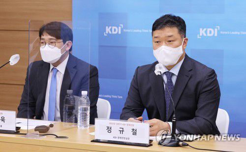 KDI, 2022년 상반기 경제전망 발표(세종=연합뉴스) 김주형 기자 = 정규철 한국개발연구원(KDI) 경제전망실장(오른쪽)과 허진욱 전망총괄이 지난 17일 오전 세종시 정부세종청사에서 2022년 상반기 KDI 경제전망을 발표하고 있다. 2022.5.18 kjhpress@yna.co.kr