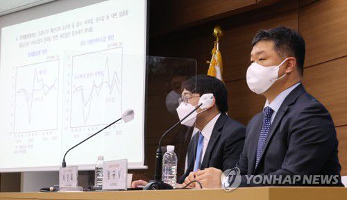 KDI, 2022년 상반기 경제전망은?(세종=연합뉴스) 김주형 기자 = 정규철 한국개발연구원(KDI) 경제전망실장(오른쪽)과 허진욱 전망총괄이 지난 17일 오전 세종시 정부세종청사에서 2022년 상반기 KDI 경제전망을 발표하고 있다. 2022.5.18 kjhpress@yna.co.kr
