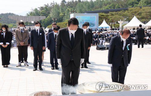 묵념하는 윤석열 대통령(광주=연합뉴스) 서명곤 기자 = 윤석열 대통령이 18일 오전 광주 북구  국립 5·18 민주묘지에서 열린  제42주년 5·18 광주민주화운동 기념식에 참석,  5·18 희생자들을 기리는 묵념을 하고 있다.  2022.5.18 seephoto@yna.co.kr