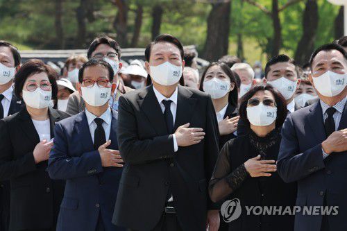 국민의례하는 윤석열 대통령(광주=연합뉴스) 서명곤 기자 = 윤석열 대통령이 18일 오전 광주 북구 국립 5·18 민주묘지에서 열린 제42주년 5·18 광주민주화운동 기념식에 참석, 국민의례를 하고 있다.  2022.5.18 seephoto@yna.co.kr
