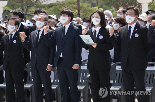 님을 위한 행진곡 제창하는 여야 대표(광주=연합뉴스) 서명곤 기자 = 국민의힘 이준석 대표와 더불어민주당 박지현. 윤호중 공동 비상대책위원장이 18일 오전 광주 북구  국립 5·18 민주묘지에서 열린 제42주년  5·18 광주민주화운동 기념식에서 님을 위한 행진곡을 제창하고 있다. 2022.5.18 seephoto@yna.co.kr