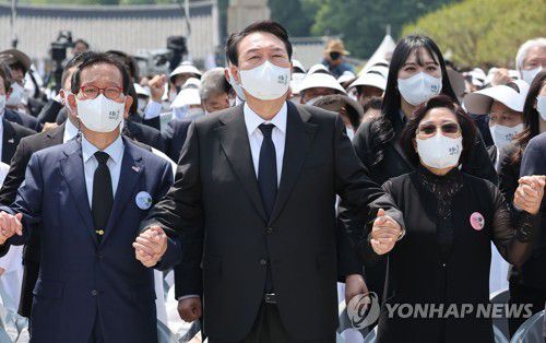 윤석열 대통령 '님을 위한 행진곡' 제창(광주=연합뉴스) 서명곤 기자 = 윤석열 대통령이 18일 오전 광주 북구 국립 5·18 민주묘지에서 열린 제42주년 5·18 광주민주화운동 기념식에 참석, '님을 위한 행진곡'을 제창하고 있다. 2022.5.18 seephoto@yna.co.kr