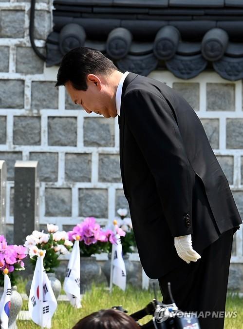 참배하는 윤석열 대통령(광주=연합뉴스) 박철홍 기자 = 윤석열 대통령이 18일 오전 광주 북구 국립 5·18 민주묘지에서 열린 제42주년 5·18민주화운동 기념식을 마친 뒤 민주묘지를 찾아 참배하고 있다. 2022.5.18 [공동취재] pch80@yna.co.kr