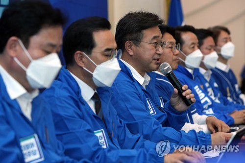 민주당, 광주서 중앙선거대책위 개최(광주=연합뉴스) 정회성 기자 = 더불어민주당 윤호중 상임선대위원장이 18일 오후 광주 서구 강기정 광주시장 후보 선거사무소에서 열린 중앙선거대책위원회의에서 발언하고 있다. 2022.5.18 hs@yna.co.kr