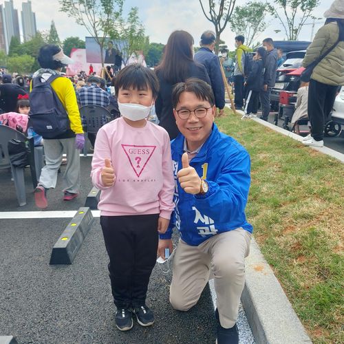 "1번을 선택해 주세요"[이재관 후보 측 제공. 재판매 및 DB 금지]