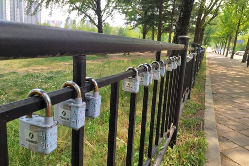 정부과천청사 앞 유휴부지 울타리에 내걸린 자물쇠[촬영 최종호]