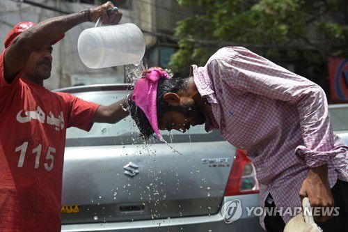 파키스탄 신드주 카라치에서 더위 식히는 행인 [AFP 연합뉴스 자료사진. 재판매 및 DB 금지]