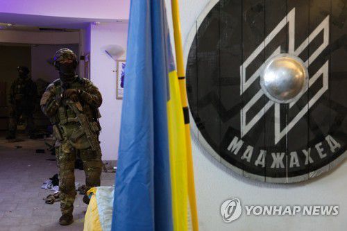 마리우폴의 아조우연대 기지를 수색하는 러시아 병사[타스 연합뉴스 자료사진. 재판매 및 DB 금지]