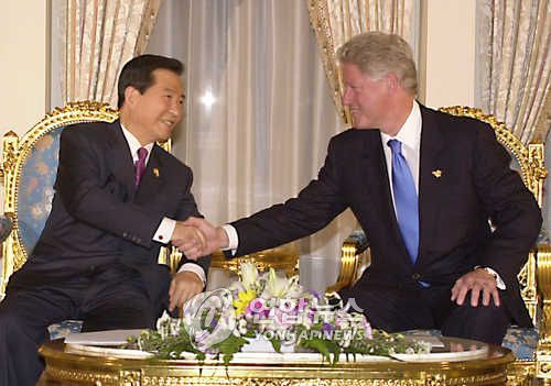 한미 정상 악수김대중 대통령과 클린턴 미대통령이 2000년 11월 15일 저녁 브루나이 영빈관인 에딘버르그궁에서 한미정상회담에 앞서 악수하고 있다 [연합뉴스 자료사진]