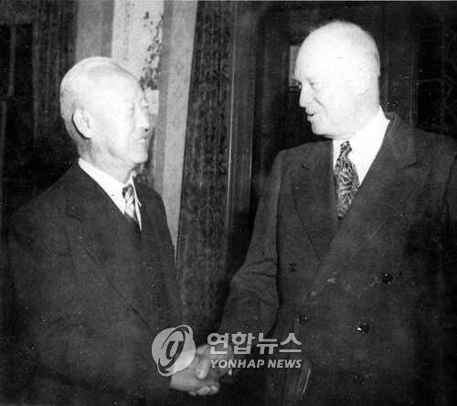 이승만 대통령 미 대통령 당선자와 접견이승만 대통령이 1952년 12월 임시 수도 부산시 서구 대통령 관저에서 아이젠하워 미 대통령 당선자와 반갑게 악수를 나누고 있다. [연합뉴스 자료사진]