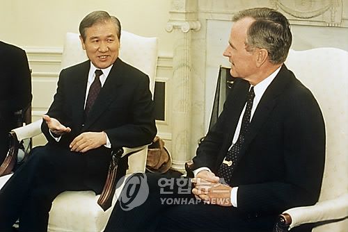 R16790-노태우 대통령 부시 미 대통령 정상회담1990년 6월 6일 미국을 방문한 노태우 대통령이 백악관에서 부시 미대통령과 정상회담을 하고 있다. [연합뉴스 자료사진]