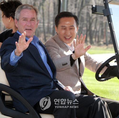 내가 운전하겠다. I drive이명박 대통령이 2008년 4월 18일 오후(현지시각) 워싱턴DC 북쪽 메릴랜드주 미 대통령 공식별장인 캠프 데이비드에 도착, 조지 부시 대통령을 옆자리에 태운 채 골프 카트를 운전해 이동하고 있다. [연합뉴스 자료사진]