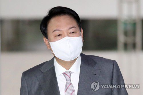 출근하는 윤석열 대통령(서울=연합뉴스) 안정원 기자 = 조 바이든 미국 대통령과의 만남을 앞둔 윤석열 대통령이 20일 오전 서울 용산 대통령실 청사로 출근하고 있다. 2022.5.20 [대통령실통신사진기자단] jeong@yna.co.kr