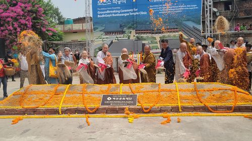 인도 분황사 보건소 착공식(부다가야<인도>=연합뉴스) 양정우 기자 = 21일 인도 부다가야에서는 첫 한국 전통사찰인 분황사 대웅보전 준공식에 이어 보건소 착공식이 봉행됐다. 2022.5.21 eddie@yna.co.kr