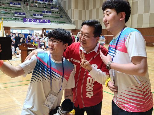 배드민턴 대회장 찾은 이장우 국힘 대전시장 후보[이장우 후보 캠프 제공. 재판매 및 DB 금지]