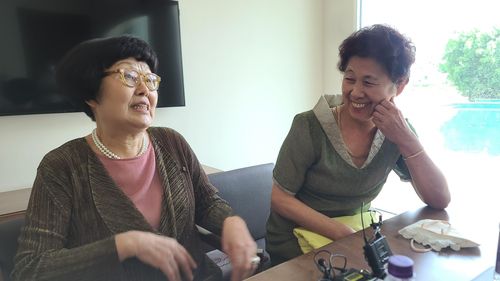 화기애애 설매·연취보살(부다가야[인도]=연합뉴스) 양정우 기자 = 인도 첫 한국 전통사찰인 분황사 건립에 50억원을 기부한 설매(왼쪽)·연취보살이 21일 부다가야 한 호텔에서 연 간담회에서 활짝 웃고 있다. 2022.5.21 eddie@yna.co.kr