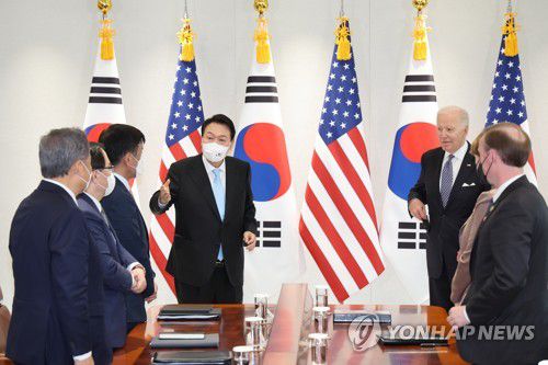 참석자 소개하는 윤석열 대통령(서울=연합뉴스) 서명곤 기자 = 윤석열 대통령이 조 바이든 미국 대통령과 21일 오후 용산 대통령실 청사에서 확대 정상회담에 앞서 참석자를 소개하고 있다. 바이든 대통령은 22일 한국 방문을 마무리하고 일본으로 이동한다.