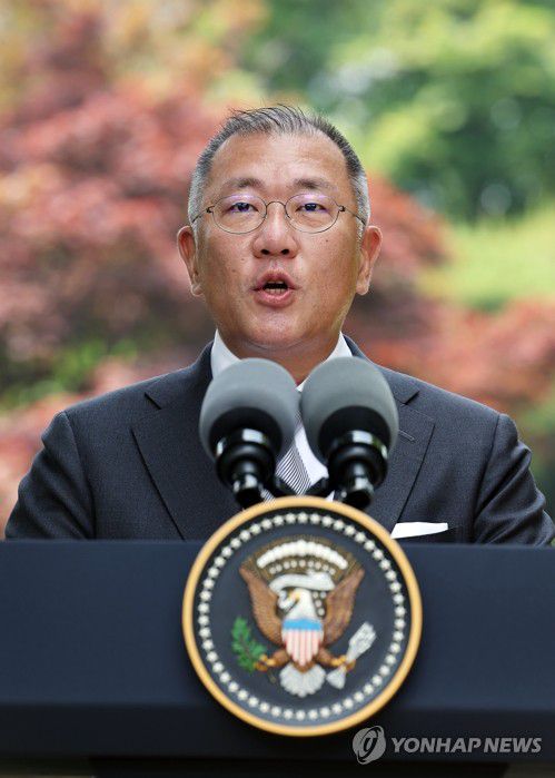 바이든 미국 대통령 만난 정의선 현대차 회장(서울=연합뉴스) 홍해인 기자 = 정의선 현대차그룹 회장이 22일 오전 서울 용산구 그랜드 하얏트 호텔에서 조 바이든 미국 대통령을 만난 자리에서 발언하고 있다.     현대차는 바이든 대통령 방한에 맞춰 미국 조지아 주에 6조3천억원 규모의 전기차 전용 공장과 배터리셀 공장 등 전기차 생산 거점을 조성한다고 발표한 바 있다. 2022.5.22 hihong@yna.co.kr