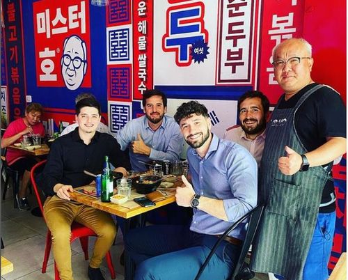 손님들과 사진 찍는 '미스터호' 오중희 씨 [미스터호 인스타그램]