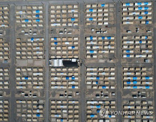 이라크 모술 근처 이주민 재활 캠프 상공 사진[AFP=연합뉴스 자료사진. 재판매 및 DB 금지]