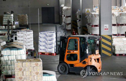 밀가루 공급 '이상 무'(인천=연합뉴스) 김상연 기자 = 23일 오후 인천시 중구 대한제분 인천공장에서 밀가루 포대가 지게차에 실려 운반되고 있다. 2022.5.23 goodluck@yna.co.kr