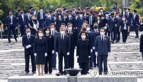 참배하는 권양숙 여사와 문재인 전 대통령(김해=연합뉴스) 김동민 기자 = 23일 오후 경남 김해시 진영읍 봉하마을에서 엄수된 노무현 전 대통령 서거 13주기 추도식에서 권양숙 여사와 문재인 전 대통령 등 참석자들이 참배하고 있다. 2022.5.23 [공동취재] image@yna.co.kr