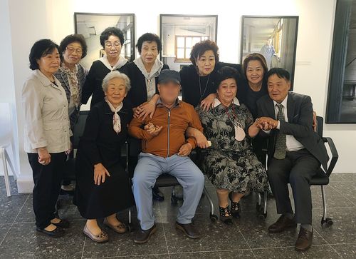 용서와 화해(광주=연합뉴스) 천정인 기자 = 19일 오후 광주 동구 전일빌딩245에서 5·18 당시 계엄군으로 투입된 남성들(앞줄 오른쪽 첫번째와 오른족 세번째)과 5·18 희생자 유가족들이 함께 사진을 찍고 있다. 2022.5.24 iny@yna.co.kr